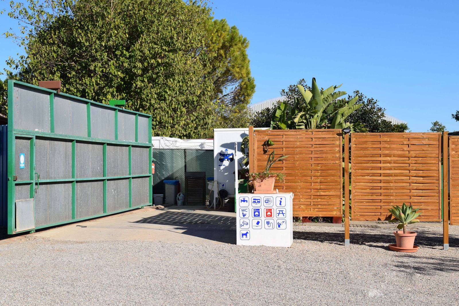 Entrance & wash